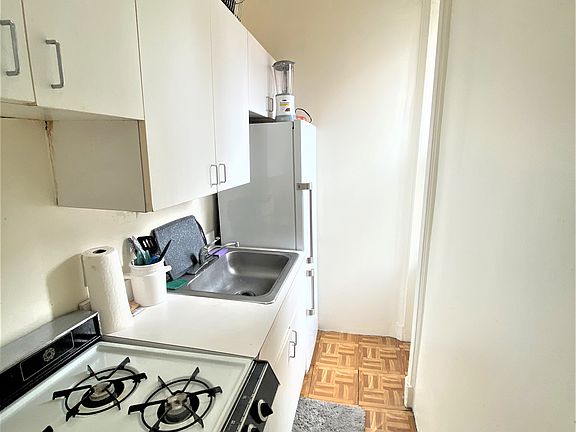 4th image of 141 E 62nd St APT 5F