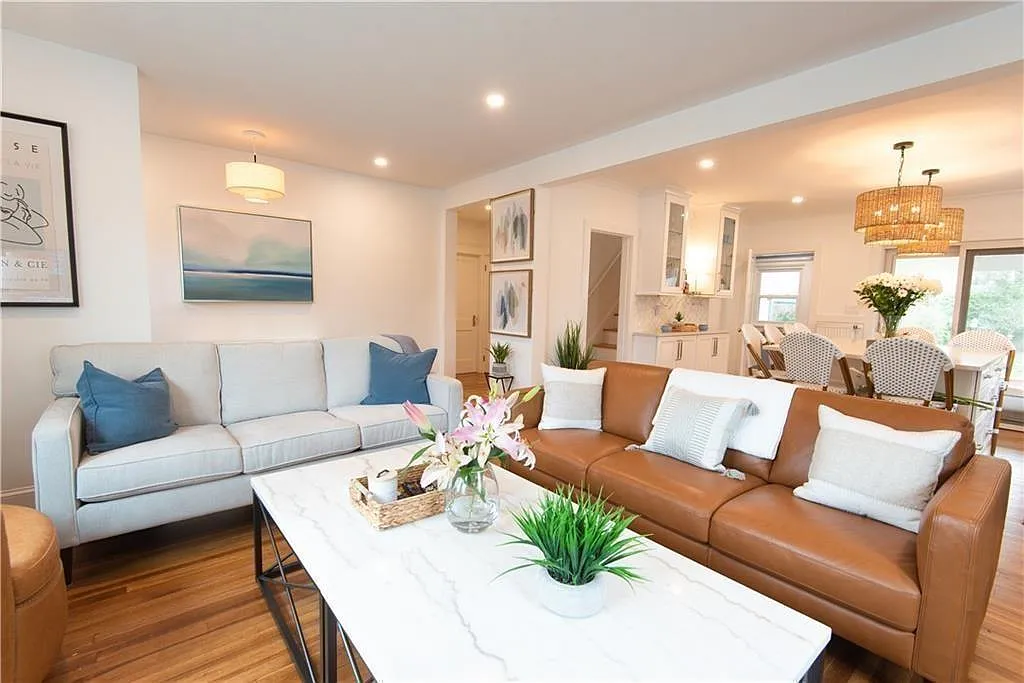 4 bed, 3.0 bath, 2500 sqft, $3,200 — Photo 4