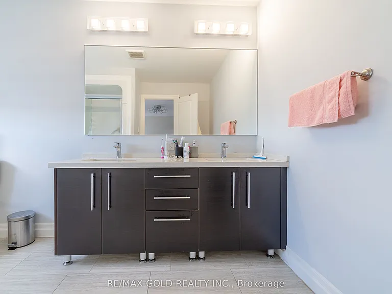 2591 Sheffield Blvd — Photo 25
