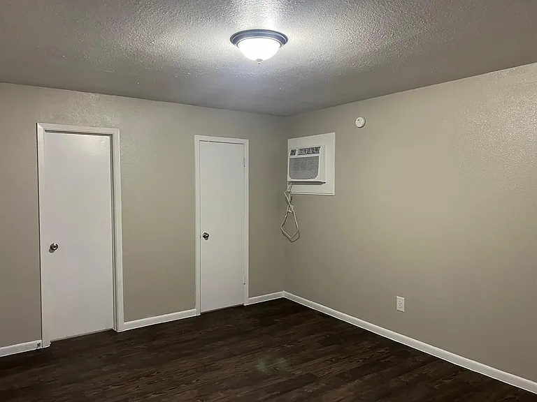 Kenwood Heights Apartments — Photo 26
