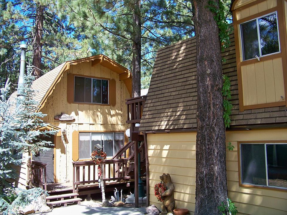 Steps to the ski shuttle, and minutes to golf, both ski areas, lake, & shops!