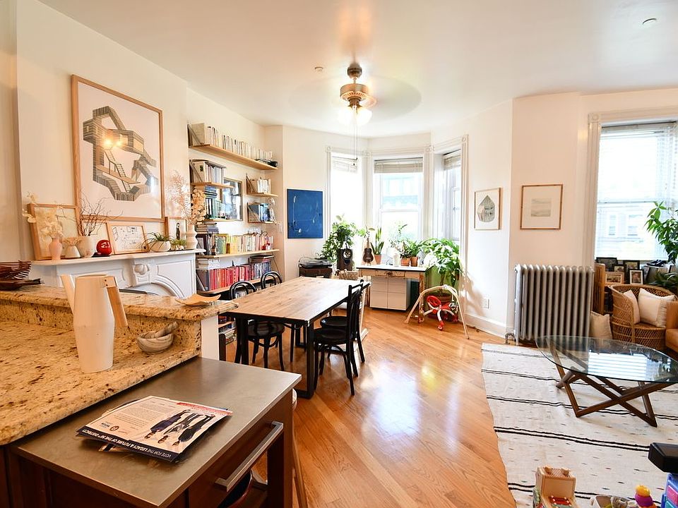 1st image of 208 Hancock St #4