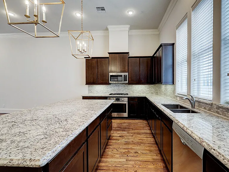 1110 Thompson St — Photo 15