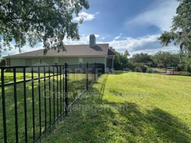 1559 Lakeway Dr — Photo 35