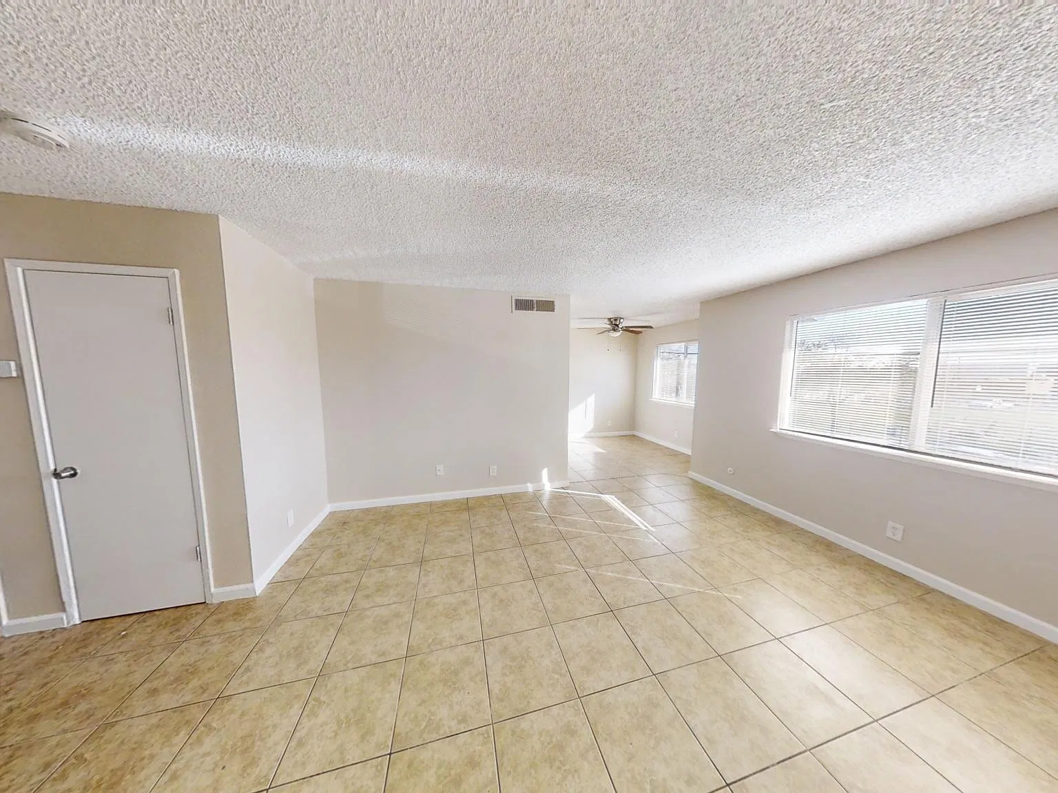 2025 E Pontiac Way — Photo 4