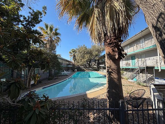 2nd image of 300 Crockett St APT 201