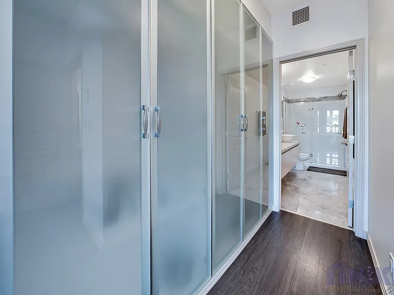 223 Evergreen Sq #212 — Photo 4