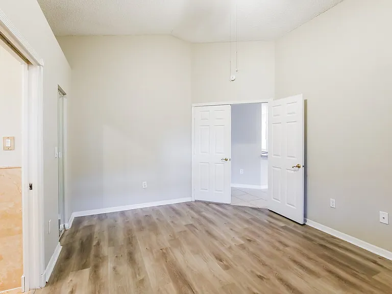 428 Lakeside Cir — Photo 10