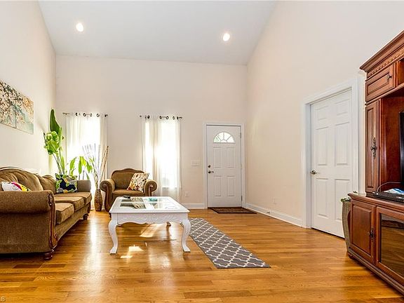 4th image of 3817 Edgewood Terrace Dr