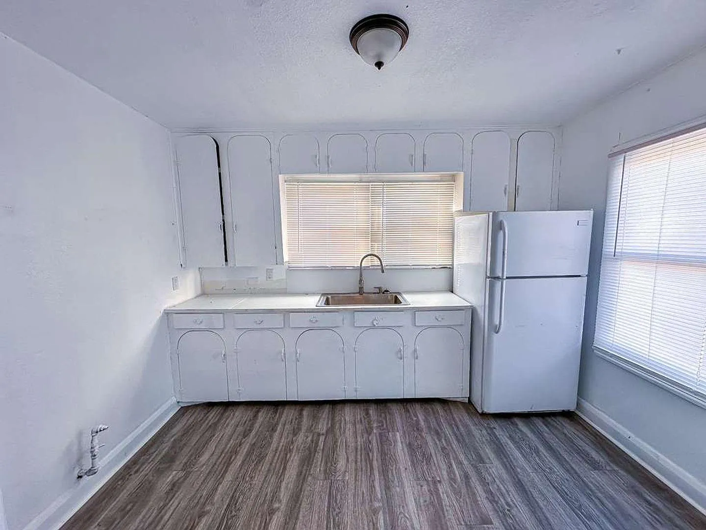 2 bed, 1.0 bath, 2064 sqft, $925 — Photo 4