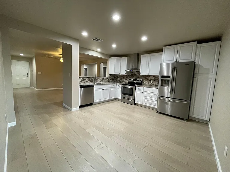 141 Cushman Dr — Photo 4