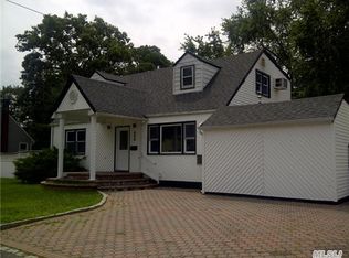 625 N Delaware Ave, Lindenhurst, NY 11757