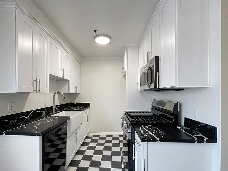 Modern kitchens in chic, varying finishes with custom counters