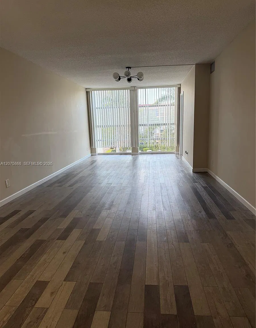 Desoto Park Condo — Photo 2