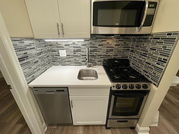 5th image of 704 N Monroe St APT 6