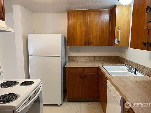 4th image of 605 W Crest Drive