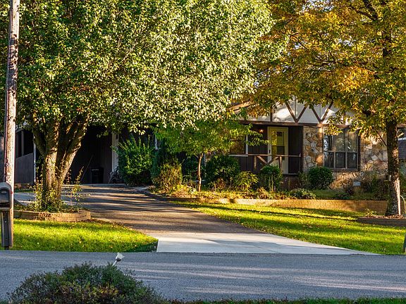 3rd image of 132 Lakeshire Dr