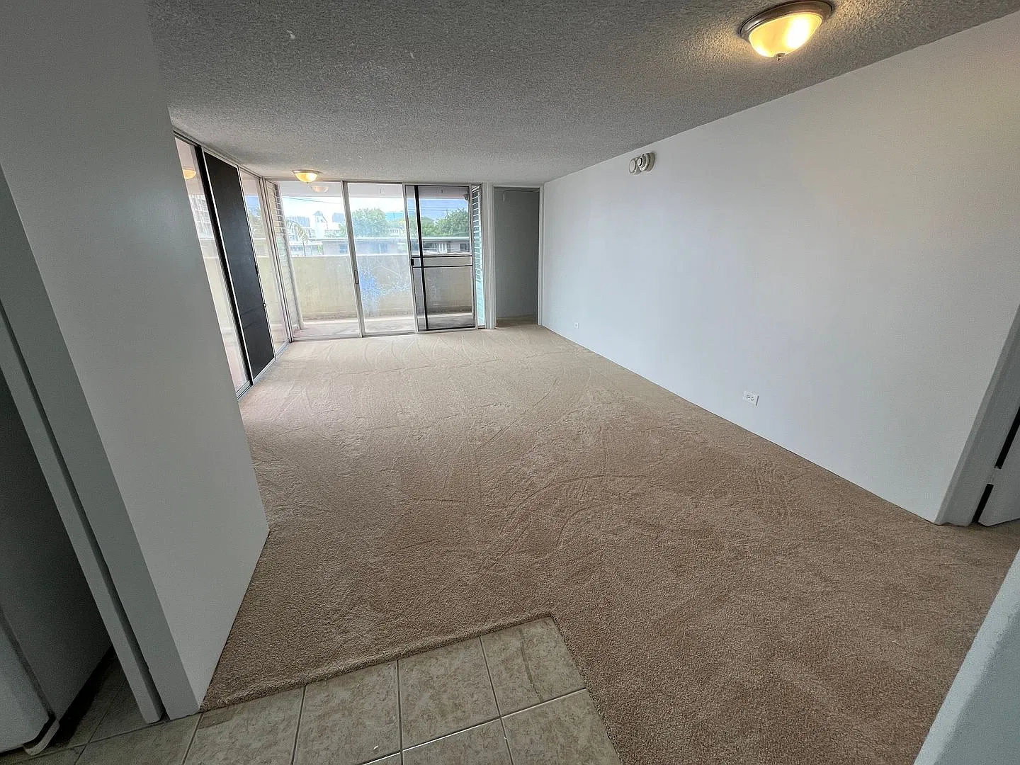 Academy Tower (Ward Ave/Honolulu) - 2 bedrooms, 2 bathrooms, 2 parking, swimming pool — Photo 2
