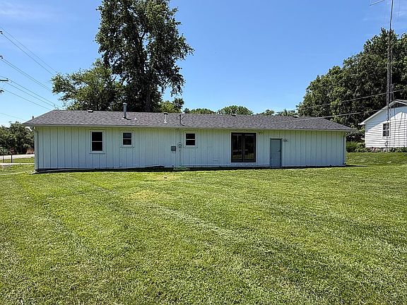 4th image of 2750 NE Spring Creek Dr