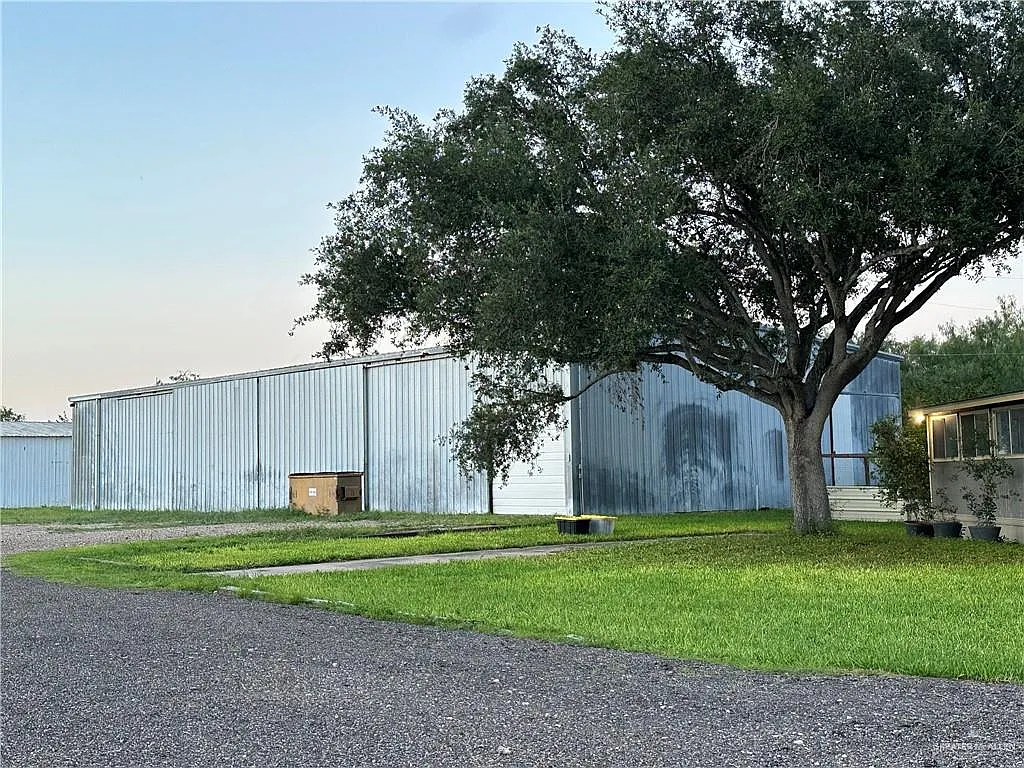 4 bed, 2.0 bath, 11422 sqft, $3,900 — Photo 3