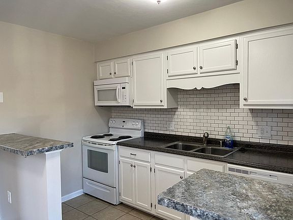 3rd image of 1013 Sherwood Ave SW