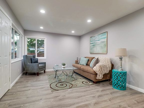 3rd image of 4433 Clairemont Dr