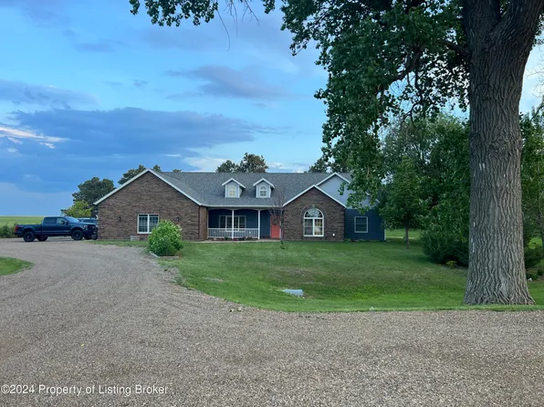 220 Lakeview Dr, Hettinger, ND 58639