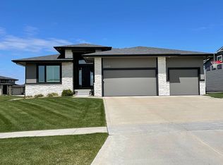 8289 Aspen Dr, West Des Moines, IA 50266