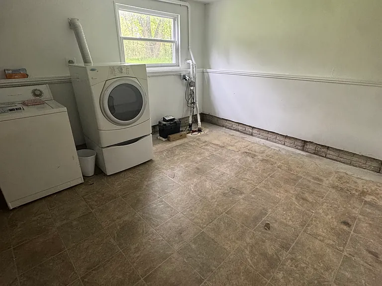 8895 Fairlane Dr — Photo 16