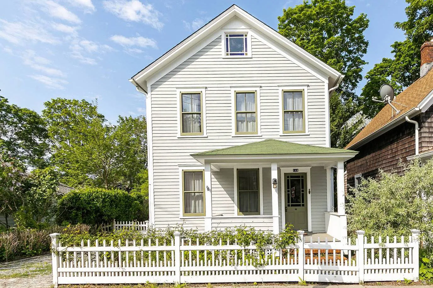 Stunning Sag Harbor Village Off Season Rental — Photo 1