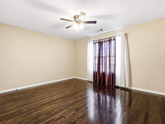 5th image of 512 Autumn Shore Dr