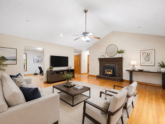 3rd image of 7 Margaret Dr