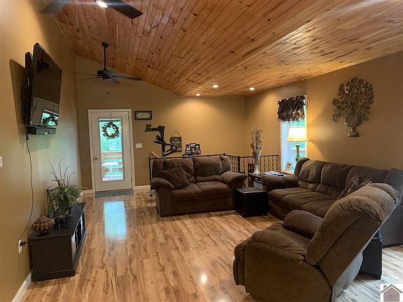 3rd image of 285 Lena Dr