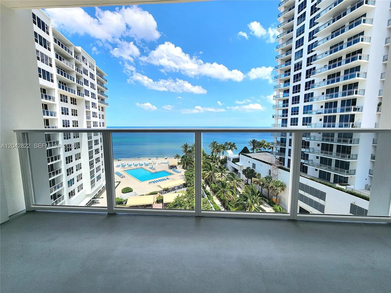 Alexander Towers Condo — Photo 4