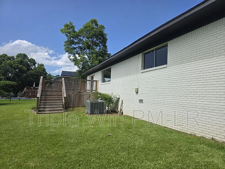1908 E Lakeview — Photo 32