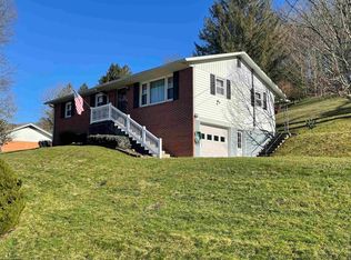 5 Hilltop Dr, Philippi, WV 26416