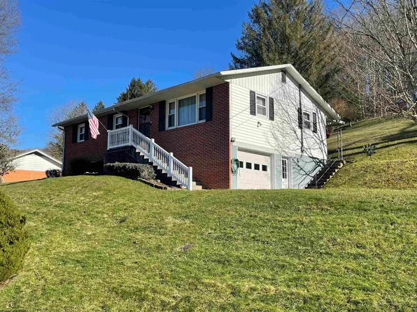 5 Hilltop Dr, Philippi, WV 26416