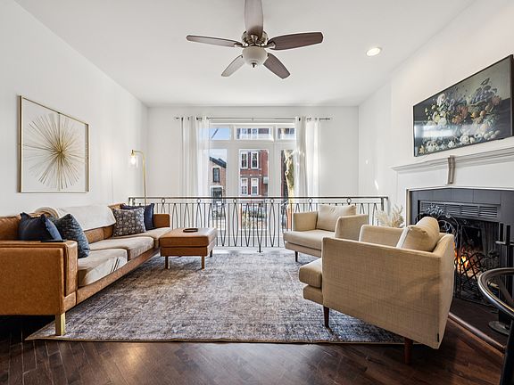 3rd image of 873 N Marshfield Ave #1