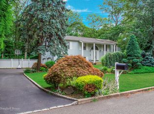 305 Ridgefield Rd, Hauppauge, NY 11788