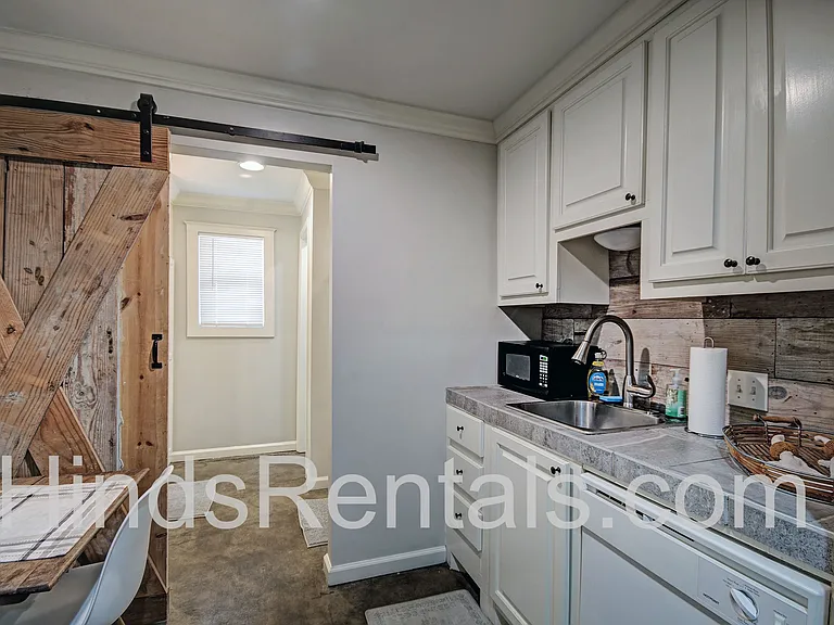 1142B Saint Ann St — Photo 9
