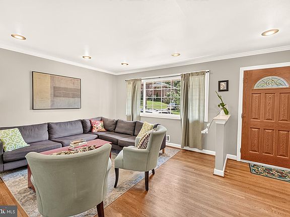 4th image of 10202 Leslie St