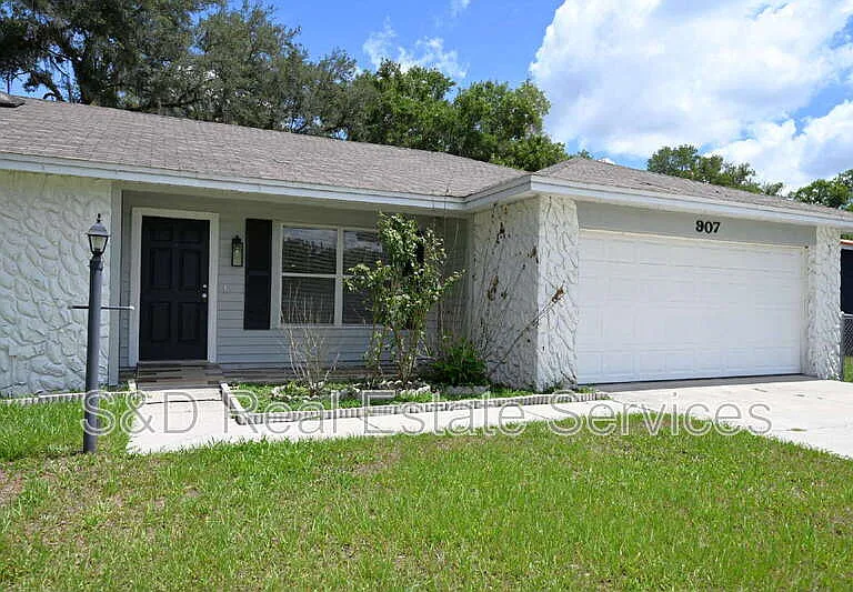 907 Swann Dr — Photo 2