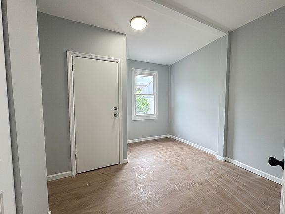 3rd image of 67 Hudson St Floor 1