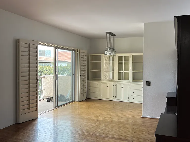 622 S Barrington Ave #301 — Photo 8