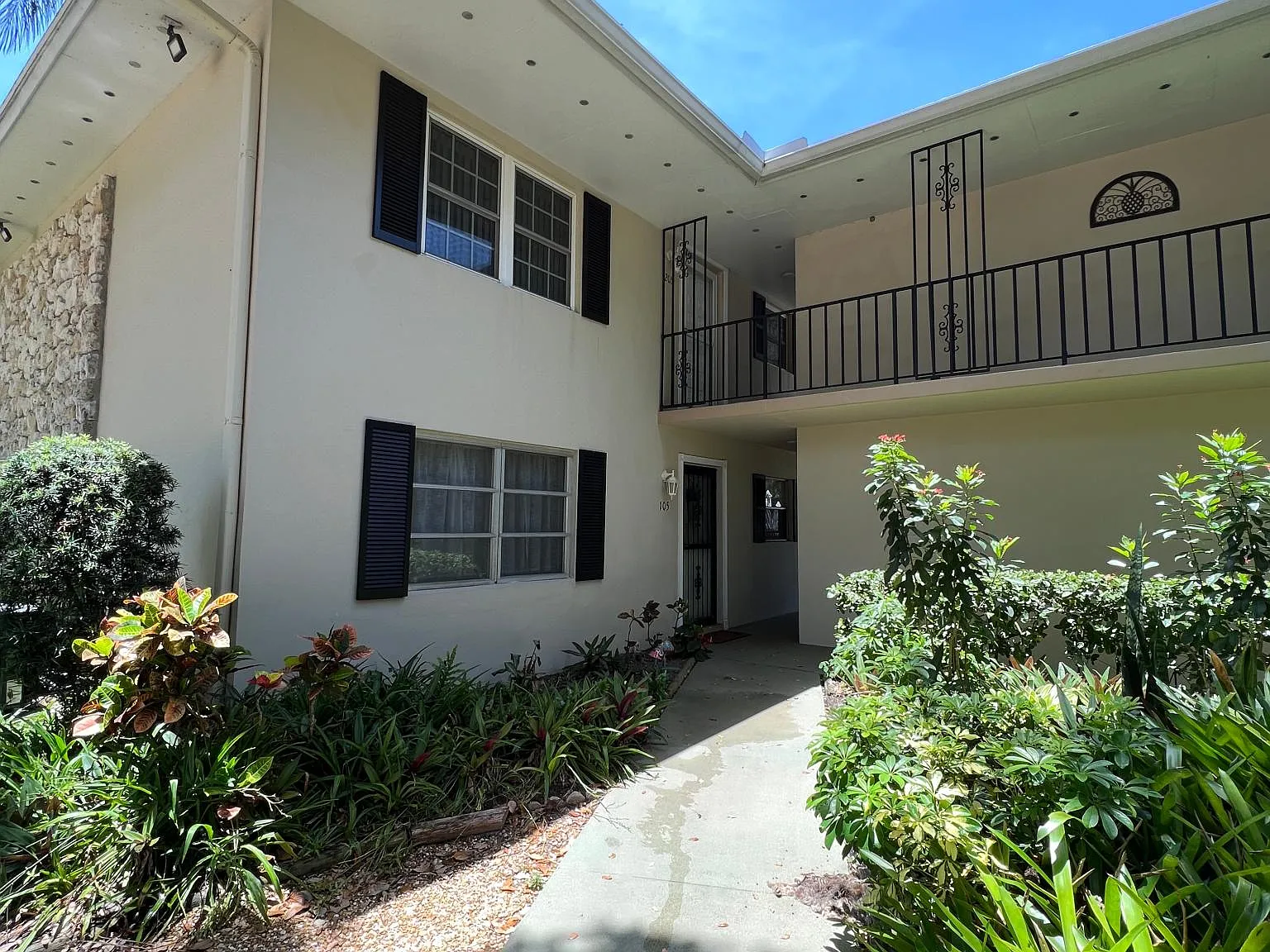 2 bed, 1120 sqft, $2,200 — Photo 2
