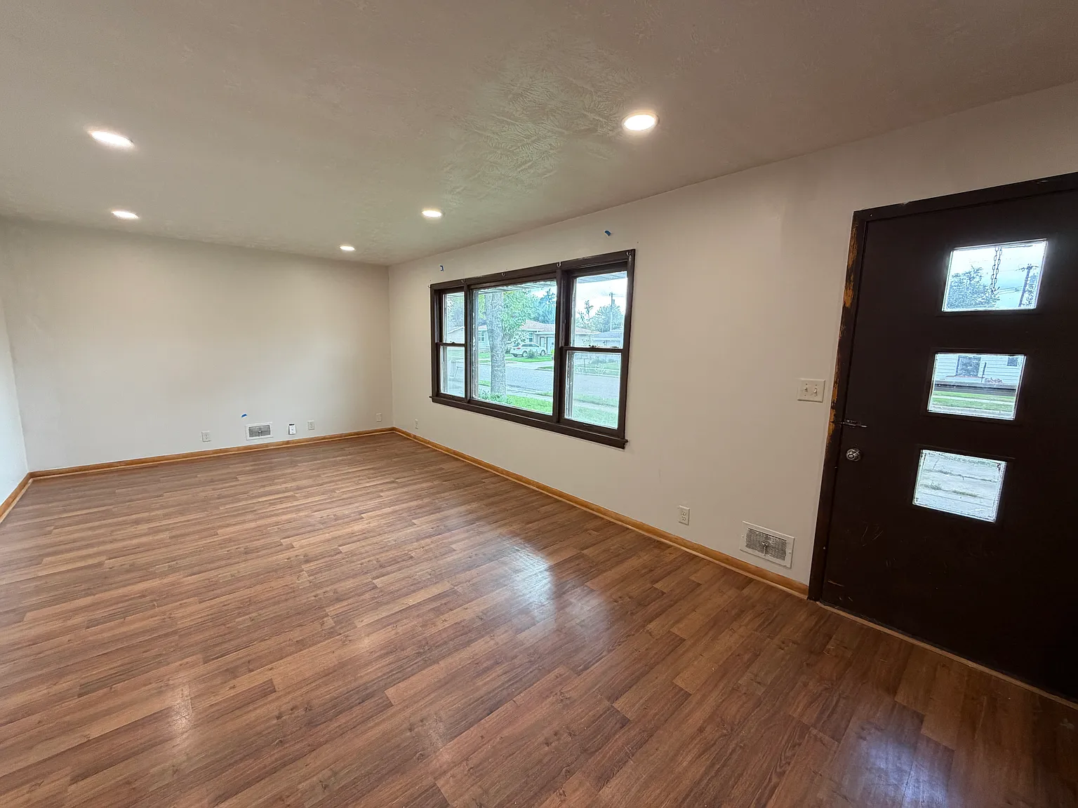 3 bed, $1,300 — Photo 2