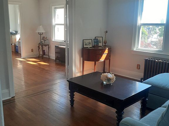 3rd image of 221 Crescent Pl Floor 2