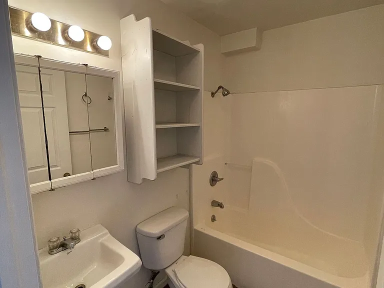 506 S Poplar St — Photo 4
