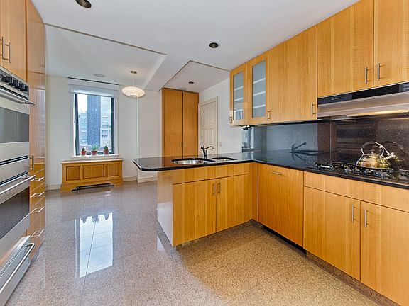 3rd image of 15 E 69th St #11C