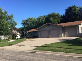 717 Crestview Dr, Watertown, WI 53094